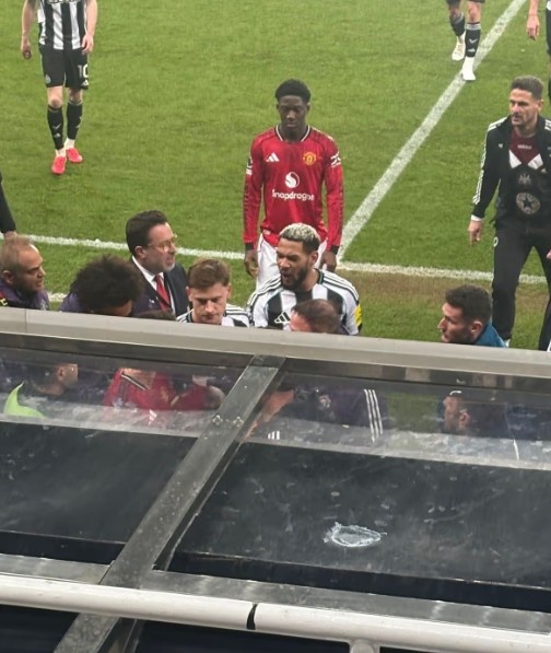 曼晚：曼联和纽卡在球员通道大吵，B费、乔林顿互相指责